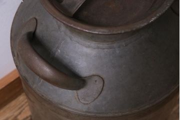 アンティーク雑貨　昭和レトロ　錆びついた質感がお洒落なミルク缶(牛乳缶、ディスプレイ)