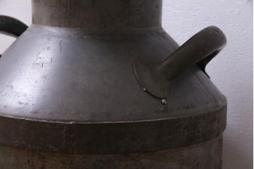 アンティーク雑貨　昭和レトロ　錆びついた質感がお洒落なミルク缶(牛乳缶、ディスプレイ)