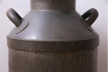 アンティーク雑貨　昭和レトロ　錆びついた質感がお洒落なミルク缶(牛乳缶、ディスプレイ)