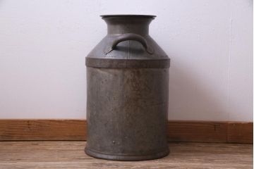 アンティーク雑貨　昭和レトロ　錆びついた質感がお洒落なミルク缶(牛乳缶、ディスプレイ)
