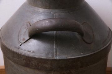 アンティーク雑貨　昭和レトロ　錆びついた質感がお洒落なミルク缶(牛乳缶、ディスプレイ)
