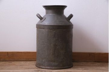 アンティーク雑貨　昭和レトロ　錆びついた質感がお洒落なミルク缶(牛乳缶、ディスプレイ)
