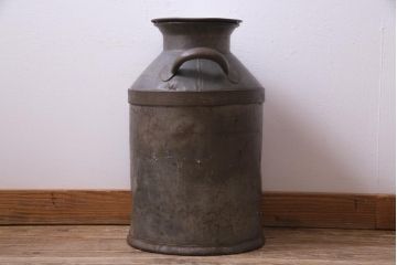 アンティーク雑貨　昭和レトロ　錆びついた質感がお洒落なミルク缶(牛乳缶、ディスプレイ)