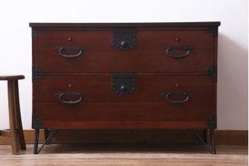 アンティーク家具　和製アンティーク　桐材　鉄脚付き　漆塗りが上品な印象与えるリメイク箪笥ローチェスト(テレビボード、衣装箪笥、桐箪笥、桐たんす)