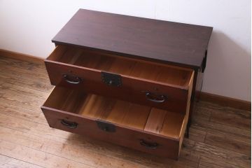 アンティーク家具　和製アンティーク　桐材　鉄脚付き　漆塗りが上品な印象与えるリメイク箪笥ローチェスト(テレビボード、衣装箪笥、桐箪笥、桐たんす)