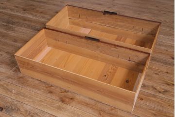 アンティーク家具　和製アンティーク　桐材　鉄脚付き　漆塗りが上品な印象与えるリメイク箪笥ローチェスト(テレビボード、衣装箪笥、桐箪笥、桐たんす)