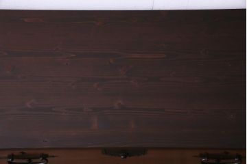 アンティーク家具　和製アンティーク　桐材　鉄脚付き　漆塗りが上品な印象与えるリメイク箪笥ローチェスト(テレビボード、衣装箪笥、桐箪笥、桐たんす)
