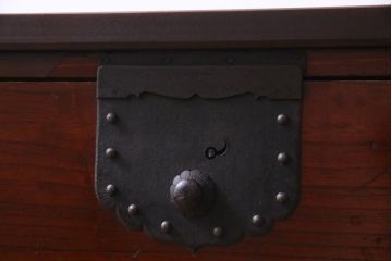 アンティーク家具　和製アンティーク　桐材　鉄脚付き　漆塗りが上品な印象与えるリメイク箪笥ローチェスト(テレビボード、衣装箪笥、桐箪笥、桐たんす)