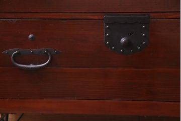 アンティーク家具　和製アンティーク　桐材　鉄脚付き　漆塗りが上品な印象与えるリメイク箪笥ローチェスト(テレビボード、衣装箪笥、桐箪笥、桐たんす)