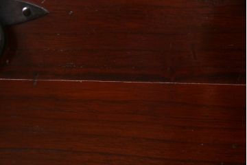 アンティーク家具　和製アンティーク　桐材　鉄脚付き　漆塗りが上品な印象与えるリメイク箪笥ローチェスト(テレビボード、衣装箪笥、桐箪笥、桐たんす)