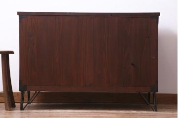 アンティーク家具　和製アンティーク　桐材　鉄脚付き　漆塗りが上品な印象与えるリメイク箪笥ローチェスト(テレビボード、衣装箪笥、桐箪笥、桐たんす)