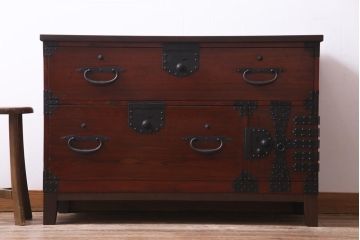 アンティーク家具　和製アンティーク　前板桐材　脚付き　味わいある金具が存在感を引き立てる箪笥ローボード(テレビボード、ローチェスト、衣装箪笥、桐箪笥、桐たんす)