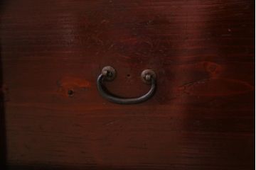 アンティーク家具　和製アンティーク　前板桐材　脚付き　味わいある金具が存在感を引き立てる箪笥ローボード(テレビボード、ローチェスト、衣装箪笥、桐箪笥、桐たんす)