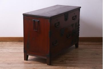 アンティーク家具　和製アンティーク　前板桐材　脚付き　味わいある金具が存在感を引き立てる箪笥ローボード(テレビボード、ローチェスト、衣装箪笥、桐箪笥、桐たんす)