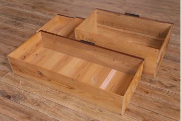 アンティーク家具　和製アンティーク　前板桐材　脚付き　味わいある金具が存在感を引き立てる箪笥ローボード(テレビボード、ローチェスト、衣装箪笥、桐箪笥、桐たんす)