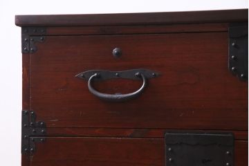 アンティーク家具　和製アンティーク　前板桐材　脚付き　味わいある金具が存在感を引き立てる箪笥ローボード(テレビボード、ローチェスト、衣装箪笥、桐箪笥、桐たんす)