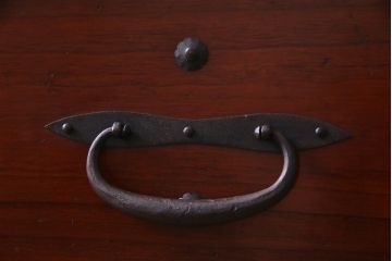 アンティーク家具　和製アンティーク　前板桐材　脚付き　味わいある金具が存在感を引き立てる箪笥ローボード(テレビボード、ローチェスト、衣装箪笥、桐箪笥、桐たんす)