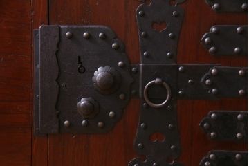 アンティーク家具　和製アンティーク　前板桐材　脚付き　味わいある金具が存在感を引き立てる箪笥ローボード(テレビボード、ローチェスト、衣装箪笥、桐箪笥、桐たんす)