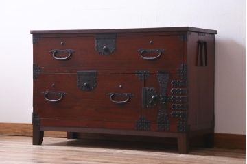 アンティーク家具　和製アンティーク　前板桐材　脚付き　味わいある金具が存在感を引き立てる箪笥ローボード(テレビボード、ローチェスト、衣装箪笥、桐箪笥、桐たんす)