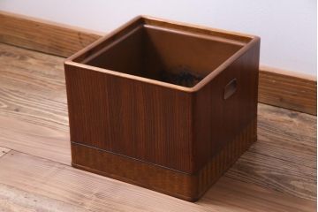 アンティーク雑貨　和製アンティーク　桐材　漆塗り　柔らかな木目と網代が上品な印象与える角火鉢(手あぶり)