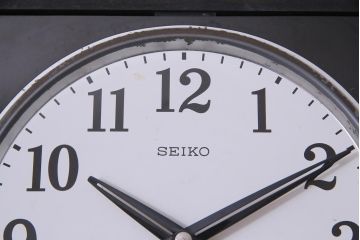 アンティーク雑貨　中古　SEIKO　Sonola(セイコー・ソノーラ)　電池式　カレンダー付き　レトロな佇まいが格好良い壁掛け時計(トランジスタ時計、柱時計)