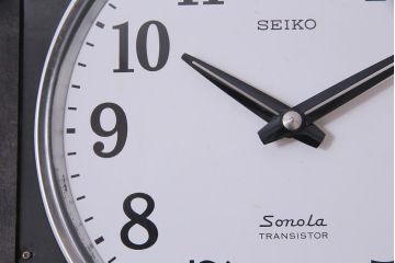 アンティーク雑貨　中古　SEIKO　Sonola(セイコー・ソノーラ)　電池式　カレンダー付き　レトロな佇まいが格好良い壁掛け時計(トランジスタ時計、柱時計)