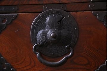 アンティーク家具　和製アンティーク　前面ケヤキ材・共縁　繊細で上質な仙台箪笥(姫箪笥、衣装箪笥、和タンス)