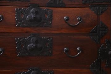 アンティーク家具　和製アンティーク　前面ケヤキ材・共縁　繊細で上質な仙台箪笥(姫箪笥、衣装箪笥、和タンス)