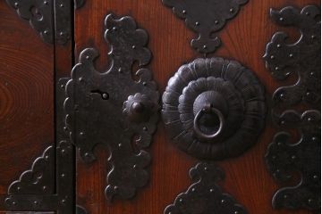 アンティーク家具　和製アンティーク　前面ケヤキ材・共縁　繊細で上質な仙台箪笥(姫箪笥、衣装箪笥、和タンス)