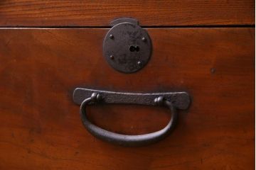 レトロ家具　和製アンティーク　前板ケヤキ材　レトロな佇まいが味わい深い重ねガラス戸棚(収納棚)