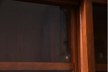 レトロ家具　和製アンティーク　前板ケヤキ材　レトロな佇まいが味わい深い重ねガラス戸棚(収納棚)