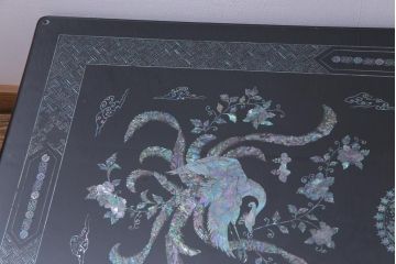 中古　民芸家具　ガラス天板付き　鳳凰　気品漂う螺鈿細工の座卓(ローテーブル)