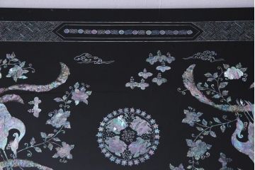 中古　民芸家具　ガラス天板付き　鳳凰　気品漂う螺鈿細工の座卓(ローテーブル)