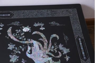 中古　民芸家具　ガラス天板付き　鳳凰　気品漂う螺鈿細工の座卓(ローテーブル)