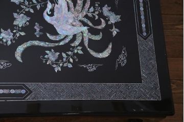 中古　民芸家具　ガラス天板付き　鳳凰　気品漂う螺鈿細工の座卓(ローテーブル)