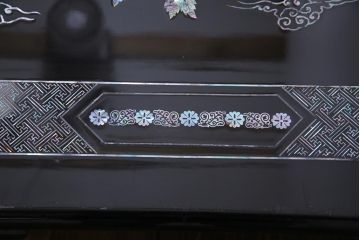 中古　民芸家具　ガラス天板付き　鳳凰　気品漂う螺鈿細工の座卓(ローテーブル)
