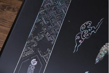 中古　民芸家具　ガラス天板付き　鳳凰　気品漂う螺鈿細工の座卓(ローテーブル)