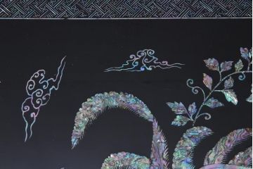 中古　民芸家具　ガラス天板付き　鳳凰　気品漂う螺鈿細工の座卓(ローテーブル)