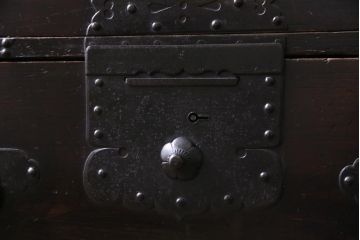 アンティーク家具　古民具　明治期　観音扉　風格のあるヒノキ材製の重ね箪笥(衣装箪笥)