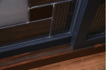 ラフジュ工房オリジナル　古建具リメイク　ノスタルジックなステンドグラス入り戸棚(収納棚、サイドボード)