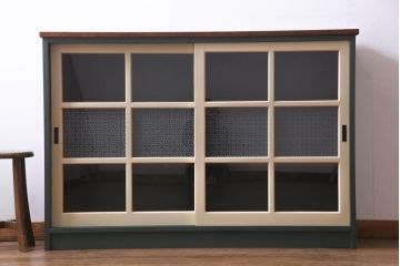 当店オリジナルガラス入り　ペイント家具　古い建具をリメイクしたレトロな収納棚(戸棚、食器棚)