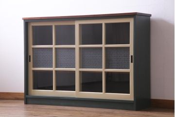 当店オリジナルガラス入り　ペイント家具　古い建具をリメイクしたレトロな収納棚(戸棚、食器棚)