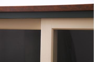 当店オリジナルガラス入り　ペイント家具　古い建具をリメイクしたレトロな収納棚(戸棚、食器棚)