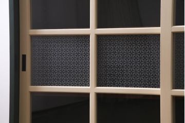 当店オリジナルガラス入り　ペイント家具　古い建具をリメイクしたレトロな収納棚(戸棚、食器棚)