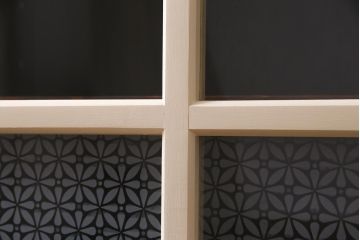 当店オリジナルガラス入り　ペイント家具　古い建具をリメイクしたレトロな収納棚(戸棚、食器棚)