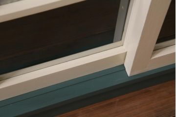 当店オリジナルガラス入り　ペイント家具　古い建具をリメイクしたレトロな収納棚(戸棚、食器棚)