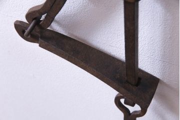 アンティーク雑貨　古民具・骨董　経年による風合いが味わい深い鉄製の自在鉤(じざいかぎ)