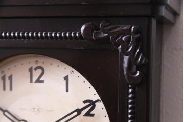 アンティーク雑貨　昭和初期　トレードマークT.K　手巻き　細かな意匠が目を引くゼンマイ式振り子時計(柱時計、壁掛け時計)