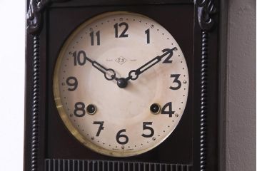 アンティーク雑貨　昭和初期　トレードマークT.K　手巻き　細かな意匠が目を引くゼンマイ式振り子時計(柱時計、壁掛け時計)
