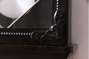 アンティーク雑貨　昭和初期　トレードマークT.K　手巻き　細かな意匠が目を引くゼンマイ式振り子時計(柱時計、壁掛け時計)
